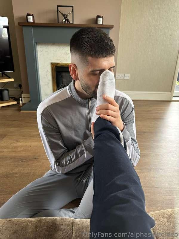 Sniffing @samjoshixxx  sweaty fee after he has had a long da..