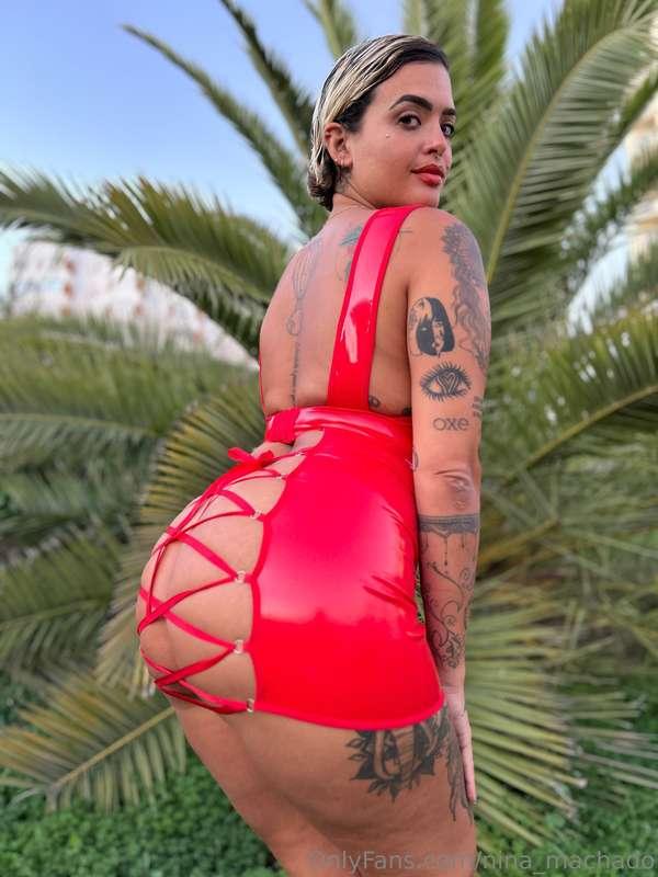 Is it me, or does this dress love showing off? 😘🔥