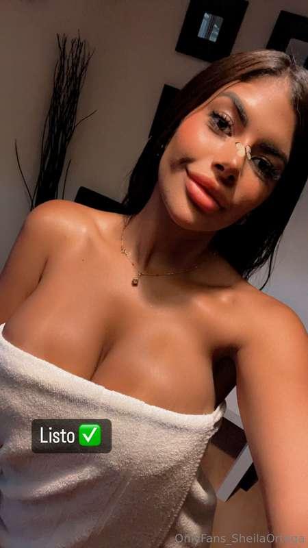 Towel on... but not for long 🫣Like if you want me to drop it..