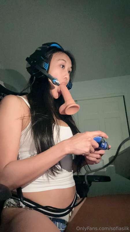 Crowned the queen of multitasking with my controller and thi..
