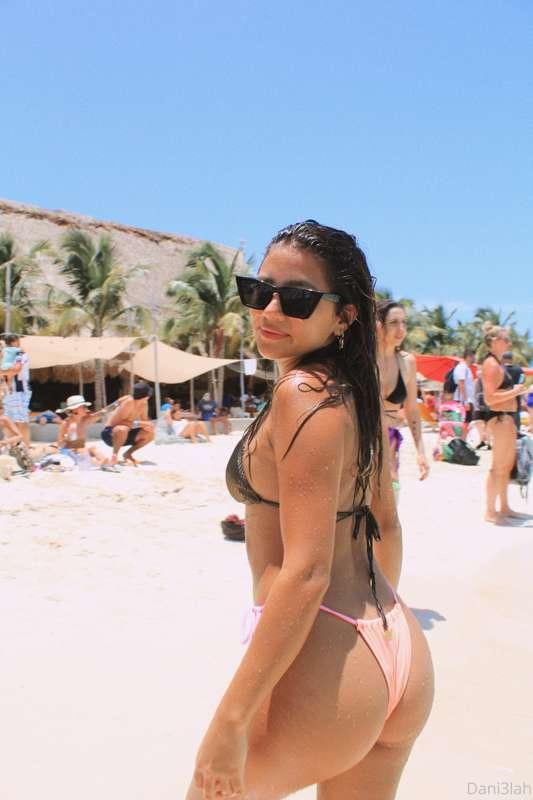 What doesn’t make it to Instagram makes it to OF 🤍🌺🌴