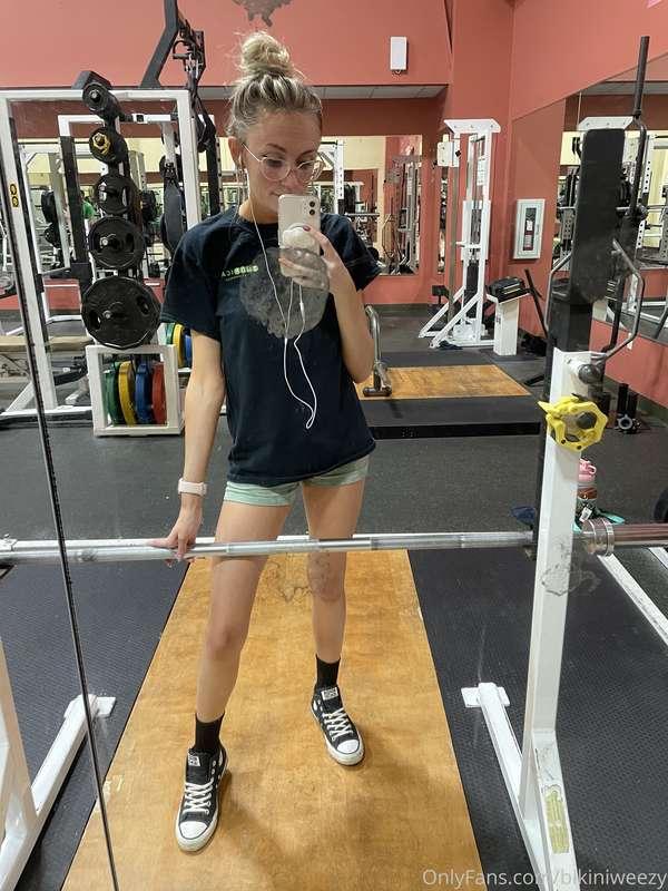Here’s me sweaty at the gym 🏋🏼‍♀️   Some girls on Twitter to..
