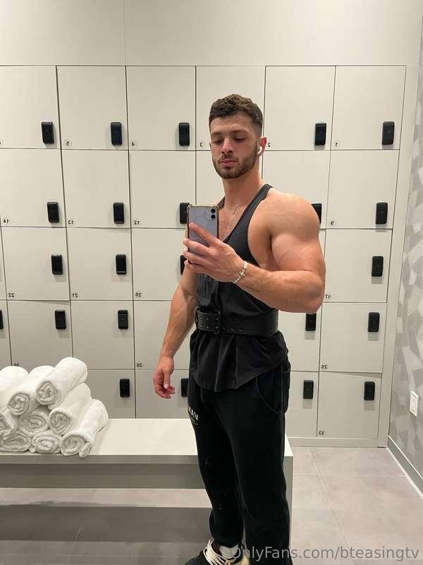 Working these big muscles💪🏻💦