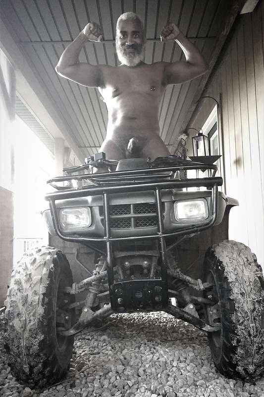 Monochrome Monday!  #beard #musculardaddy #gay #feet #gaycru..