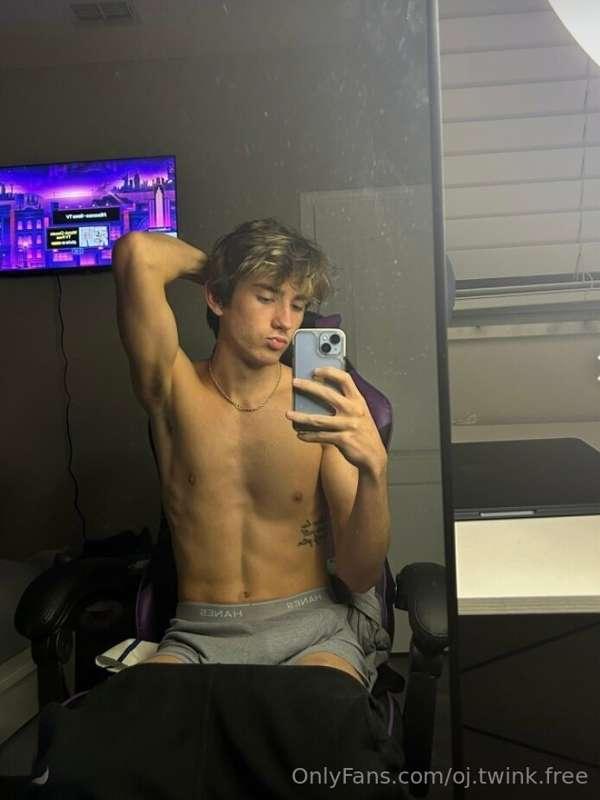 are u seeing a little something down there?https://onlyfans...