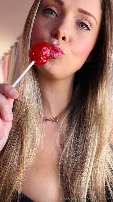 I want to lick your lollipop!!! 🍆👅😋