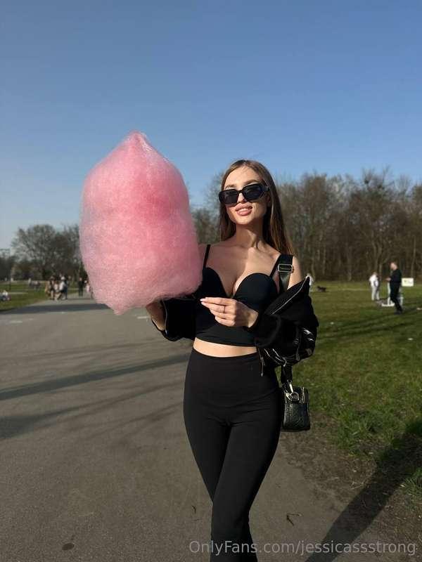 Sunny vibes 🌞 and a sweet cloud in hand 🍭