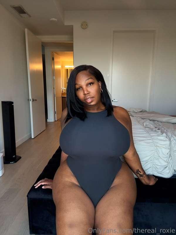 thereal_roxie main image