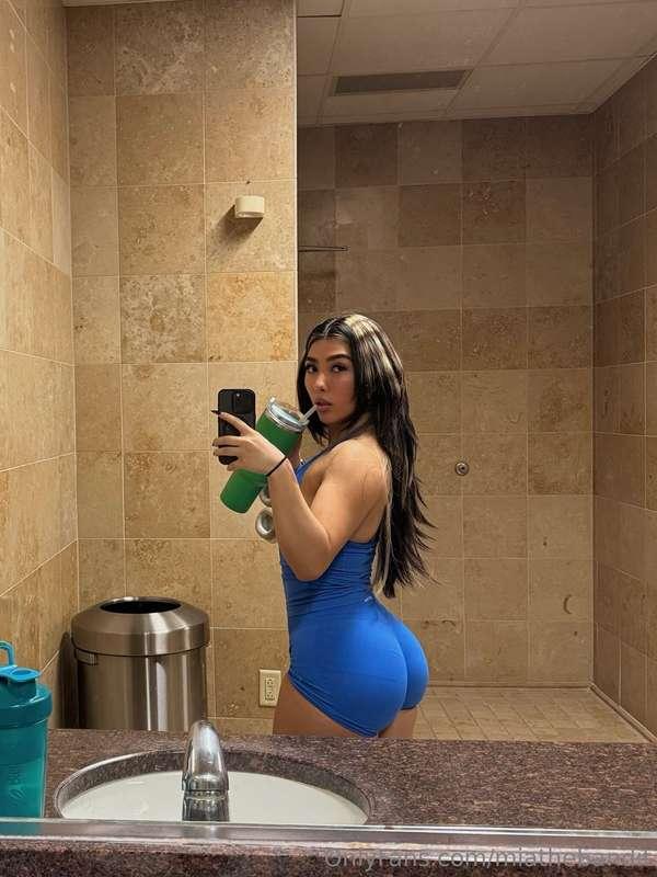 be honest... would u look twice or pretend u didn’t see it? ..