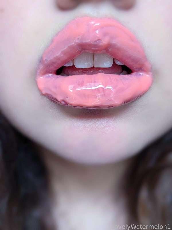 Here you go guys! 😊💕 Sorry for the hold up but I hope you can enjoy this look! It's extra glossy and very very yummy haha. Literally tastes like peaches, love it! 🍑🧡

#FYP #LipstickFetish #Lipstick #Lips #LipGloss #MouthFetish #Mouth #Oral #Tongue #Tease #UpClose #Kisses #LovelyWatermelon1 #MoodyWatermelon1