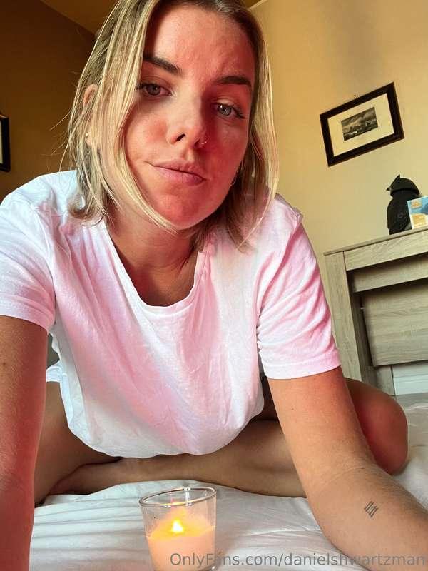 ככה נראה הרגע שלי עם עצמי... נר דולק, אווירה רגועה, וזמן למח..