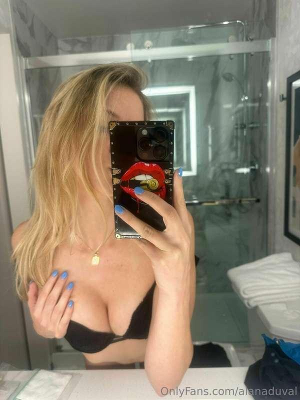 tits are spillinggg out 👀🤭