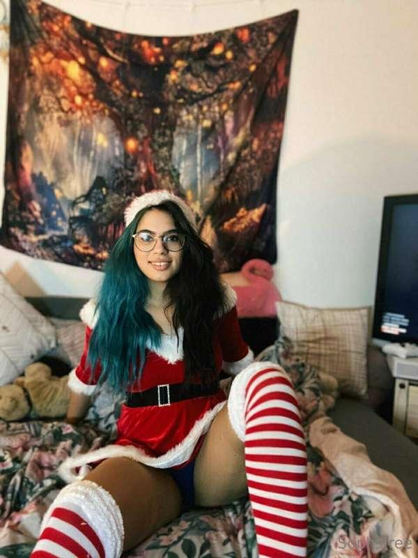 (24h) @taylorhenriesfree wants to get naughty this Christmas..