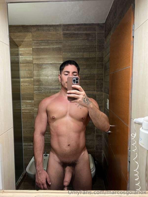He is @topemanuelxxx an argentinian sexy jock and the best t..