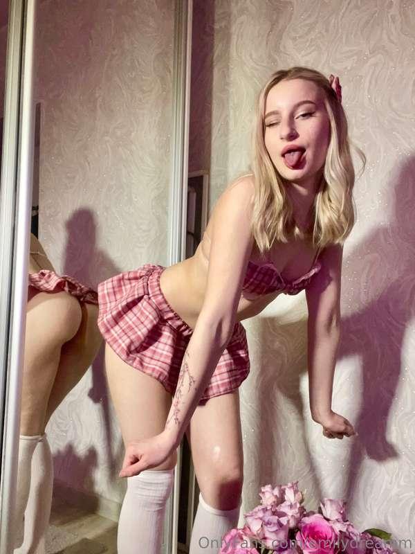 just a little me-time in my favorite look 🖤felt cute, a bit ..