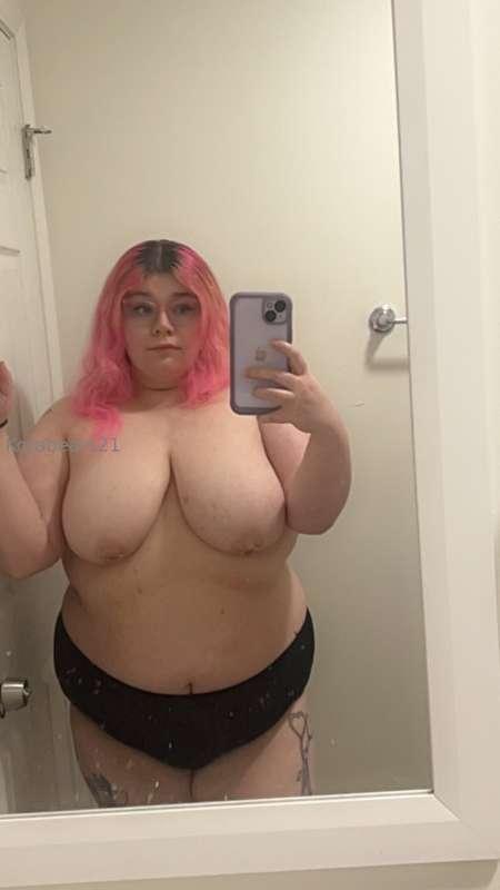 umm anyone suck pierced nipples raise 🤚