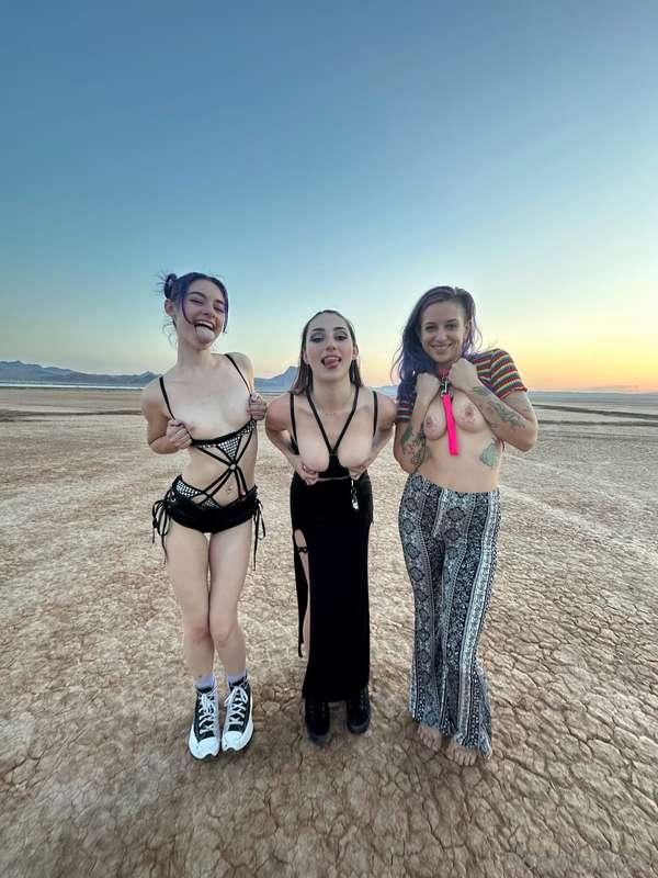 3 pairs of tits in the middle of nowhere 😉 @pizzandpussy @sp..