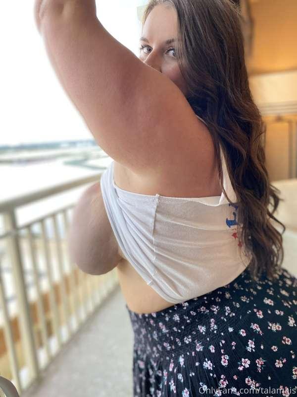 Side boob