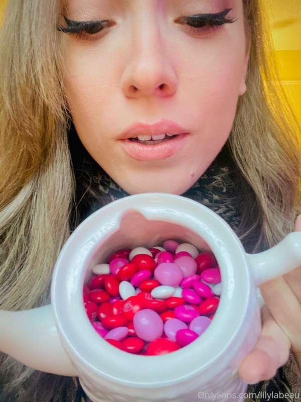 💕 VALENTINES GIVEAWAY 💕 

Guess how many M&M’s are in the ja..