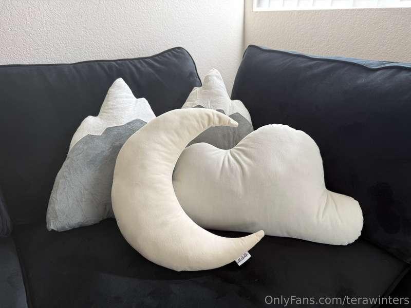 Omg I have the CUTEST pillows thank you so much guys 🥰🥹