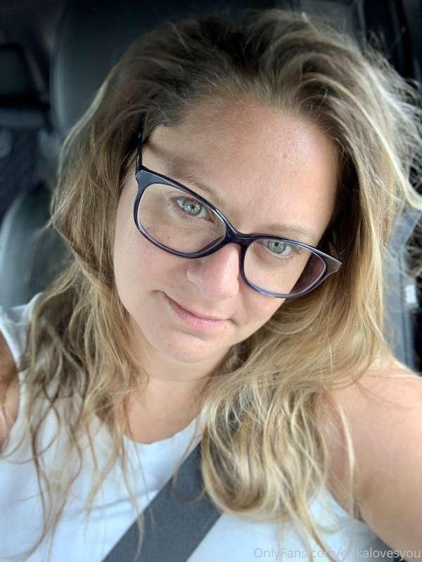 Morning selfie... hot mess! Sometimes I wear glasses ;)