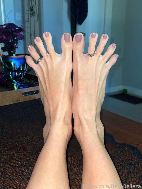 With and without flash! Do you like my toe rings? 🥰

#feet #foot #footfetish #fetish #toes #longtoes #slender #skinny #toerings #skinnyfeet #mauve #paintednails #nails #toenails #pretty #hot #sexy #fyp #bellabelleza