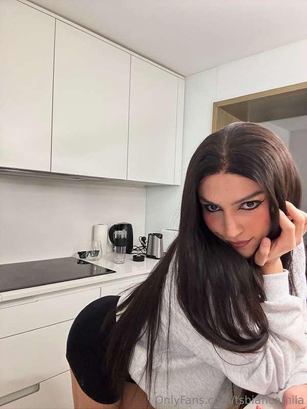 Imagine pounding my ass on the kitchen counter 😩🍆