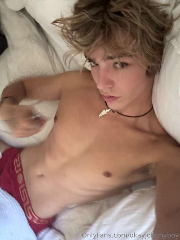 Laying in bed today bored 😈 message me 