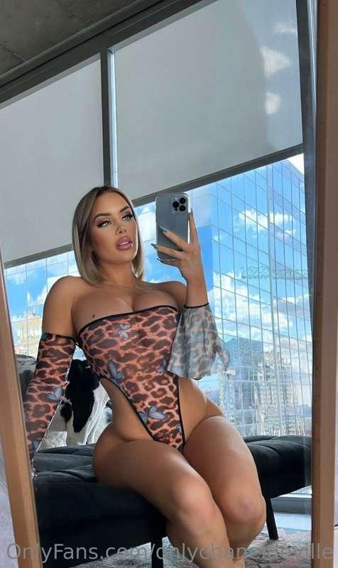 Feelin' myself today 🥰 Slide to my DMs for a surprise baby 😏