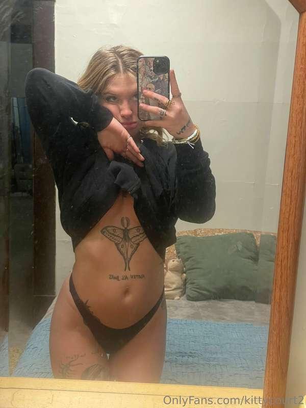 free vid to the next 6 people that sub to my paid page 😌