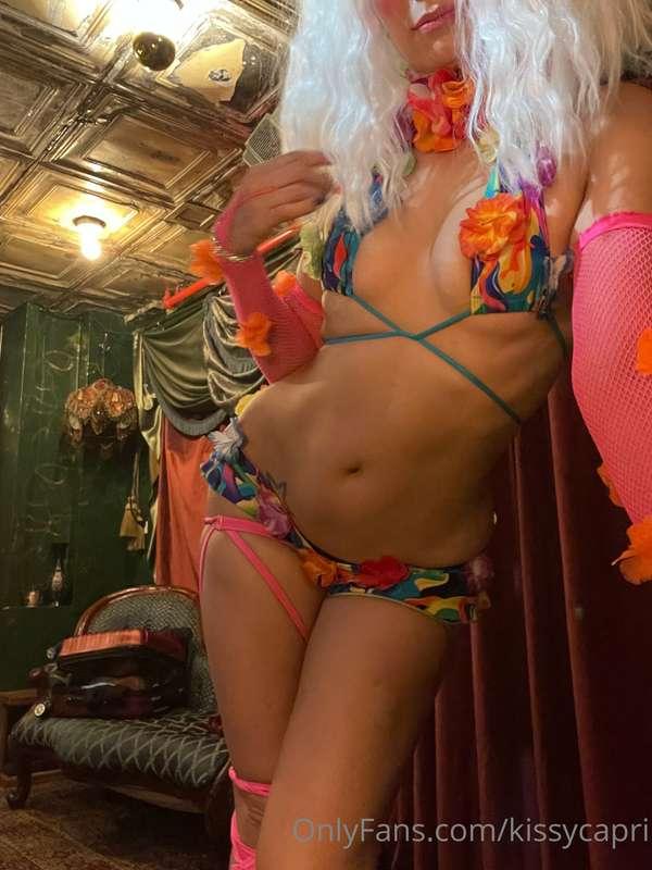 Hawaiian clown slut at HOY!