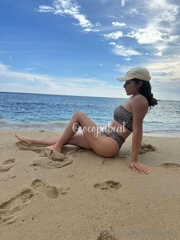 les comparto este set de bikini en la playa y mis pies en ar..