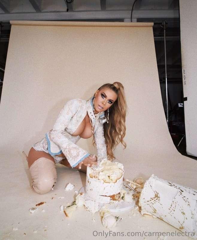 Make a mess with me? 💋