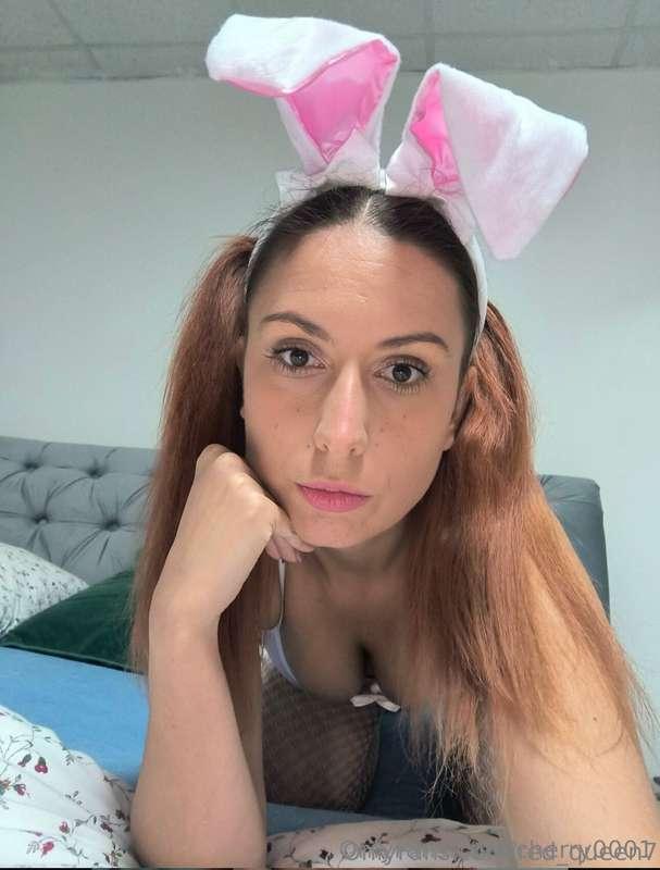  This horny redhead vixen welcomes you to her page 😈 She is ..