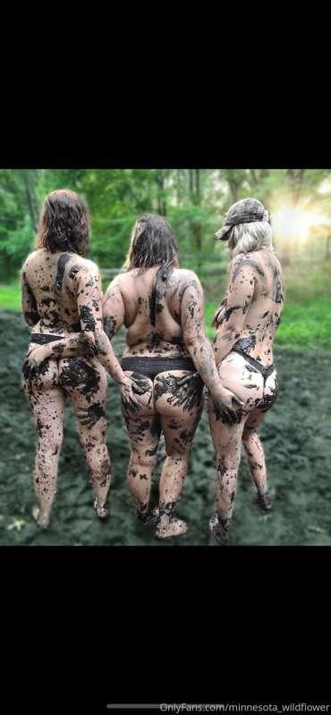 We definitely got a little dirty 🤭😏 

Dodging neighbors and ..