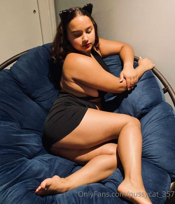 Hey daddy 😋 who wants to join me on this comfy chair and run..