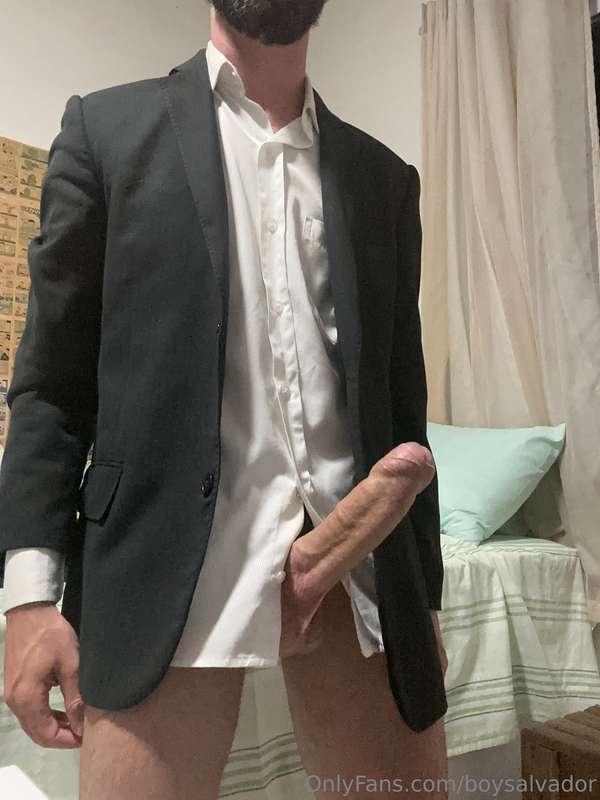 Chegando do trabalho cheio de cansaço, mas o tesão batendo c..