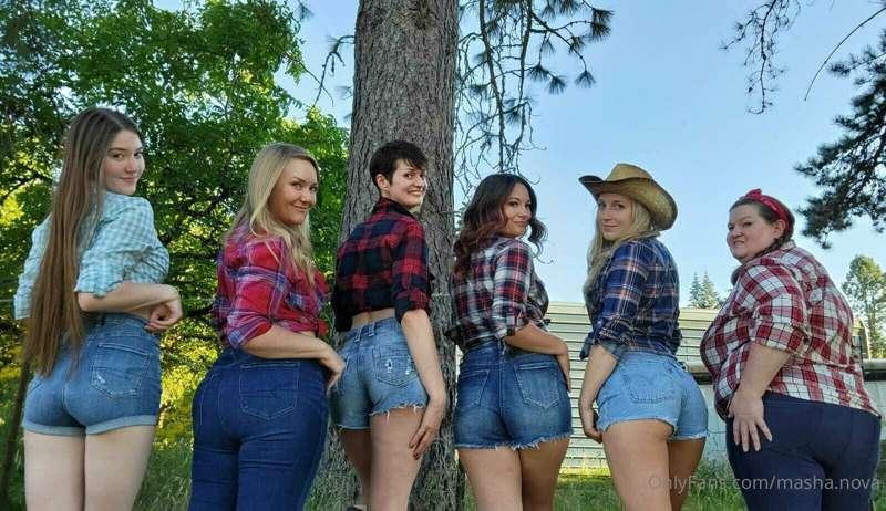 Beautiful ladies in tight shorts and jeans? Hell yeah! Small..