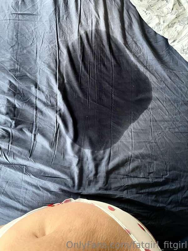 my bed is a mess after relaxing myself 😬🙈🙊 do you like squir..