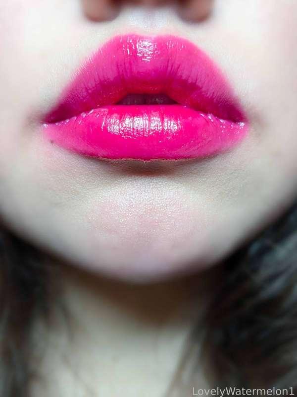 Happy Monday! ☺️💕 Been loving this color for staining my lips! Heh, just makes them look extra bright and pouty. What do you think? 

#FYP #LipstickFetish #Lipstick #Lips #LipGloss #MouthFetish #Mouth #Oral #Tongue #Tease #UpClose #Kisses #LovelyWatermelon1 #MoodyWatermelon1 