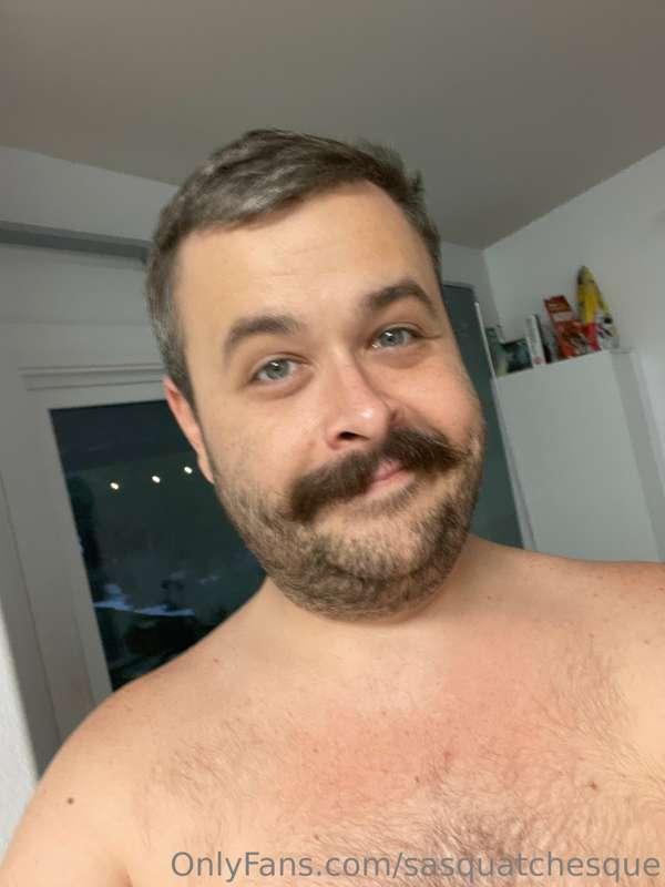 Headed to the bar to smoke a pipe and get my cock sucked in ..