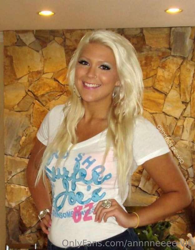 Who is this girl?! 😍🙈 2011