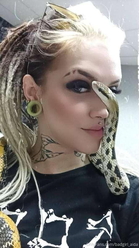 Look how cute the snake is, I really like snakes😈❤️