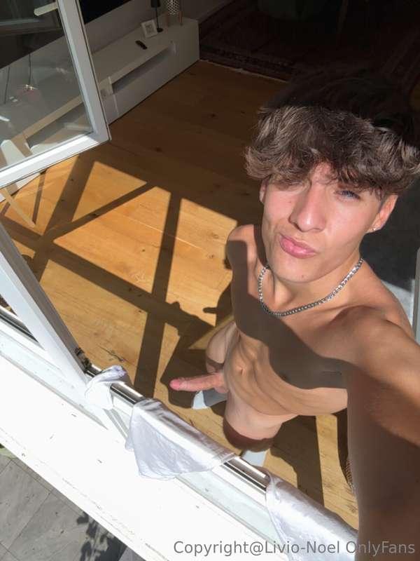 Am I overdressed?😎