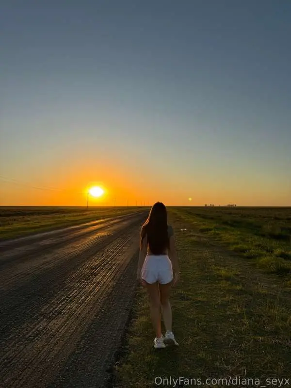 I was just trying to take a cute sunset pic 🌞 But now I can’..