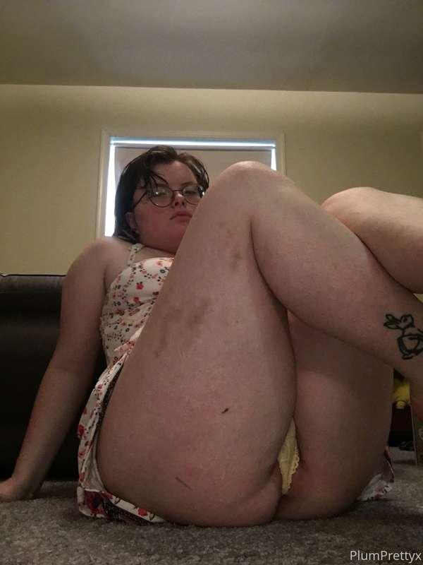 Dress lifted, panties off 🥰