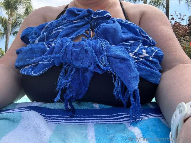 Did I do a good job of covering them at the pool? 😂 💦 