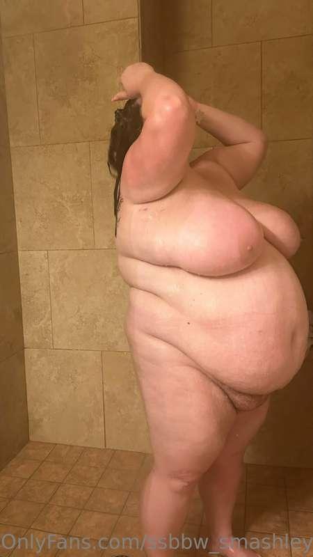 Enjoying this nice big shower 😘