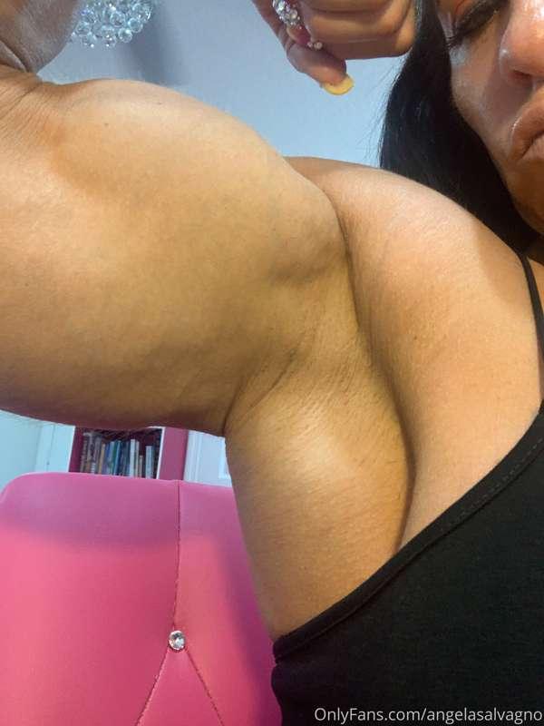 Had a request for my armpits so here’s some  😍