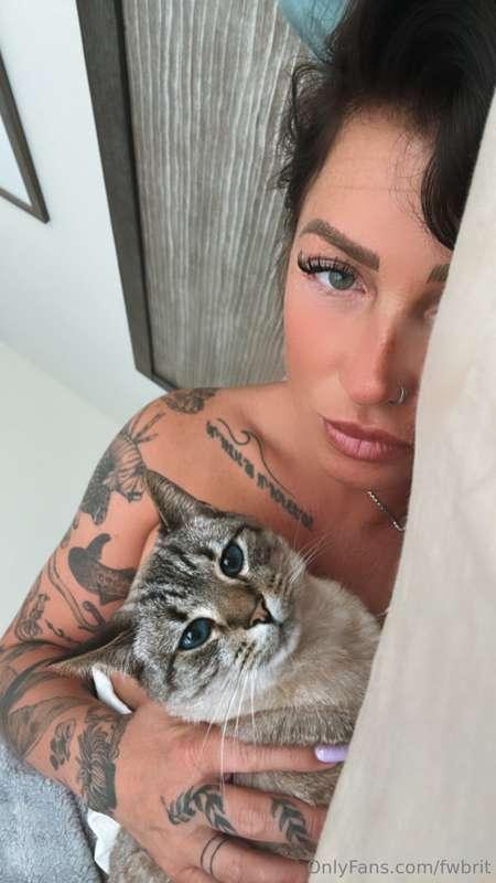Morning snuggles 🥰 check your PPVs :) 